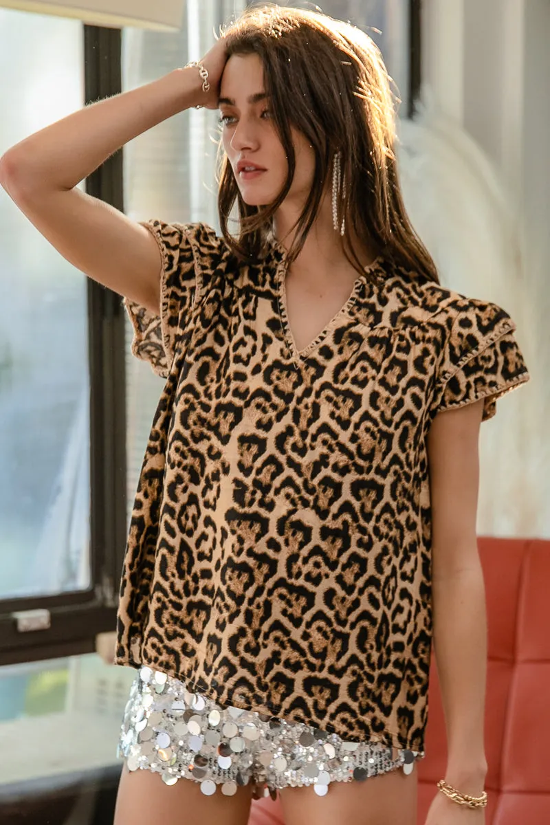 IT3889-01 | LEOPARD PRINTS WITH TIERD SLEEVES DETAILS EDGE STITCHED SHORT SLEEVES TOP Windproof Construction Outdoor Adventure Wear