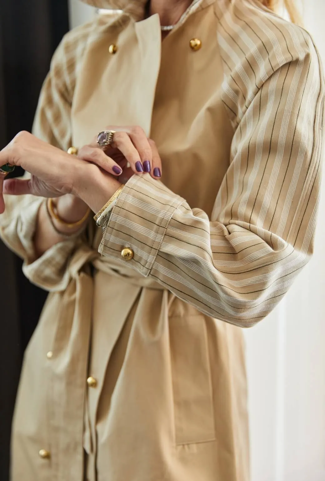 Buru x Kristin Kennedy Le Contrast Trench MIDI - Khaki Duet Friction Reducing Lining Neutral Style