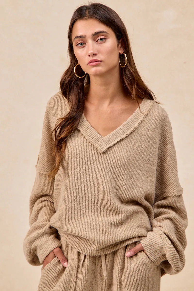 IT4731S-01 | RELAXED FIT BOUCLE RIB KNIT V NECK TOP Soft-Lining Sleek Texture