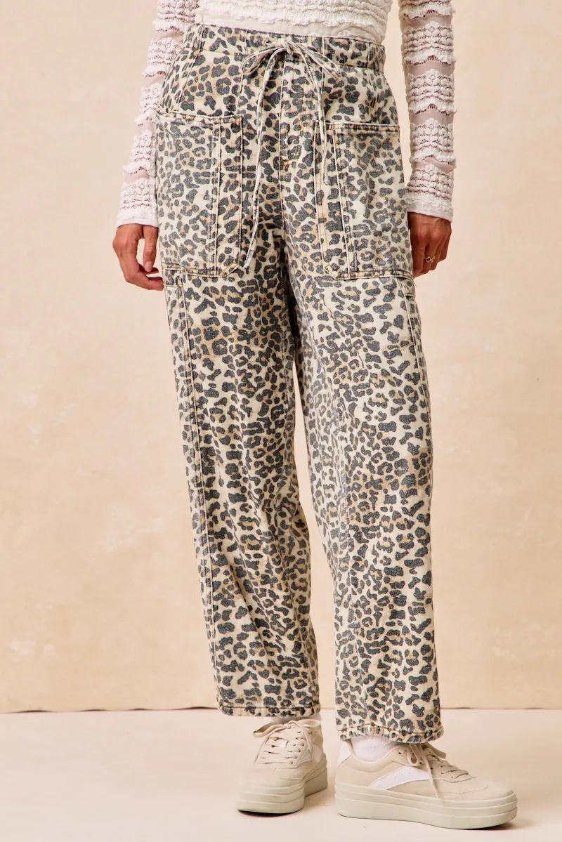IB1824S-04 | WASHED LEOPARD PRINTED BARREL JEANS WITH POCKETS All Day Comfort