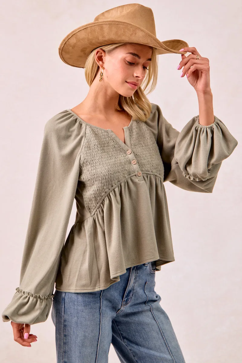 QuickDryTechnology IT4501S-01 | EMBOSSED RIB KNIT TOP WITH SMOKING BALLOON SLEEVES