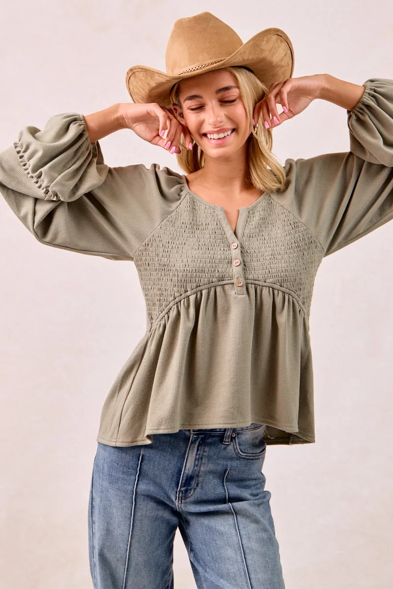 Many Pockets IT4501S-01 | EMBOSSED RIB KNIT TOP WITH SMOKING BALLOON SLEEVES