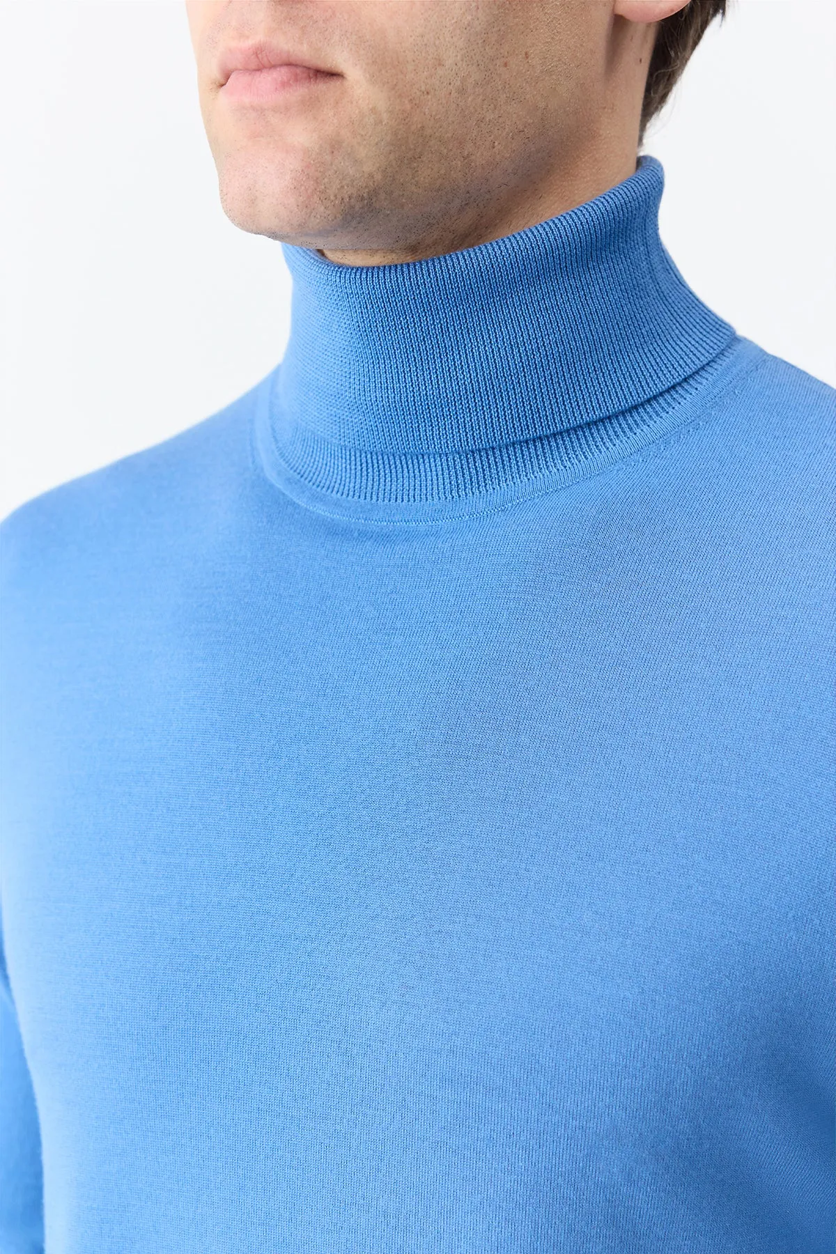 Jermaine Knit Turtleneck in Sky Merino Wool AdjustableHem