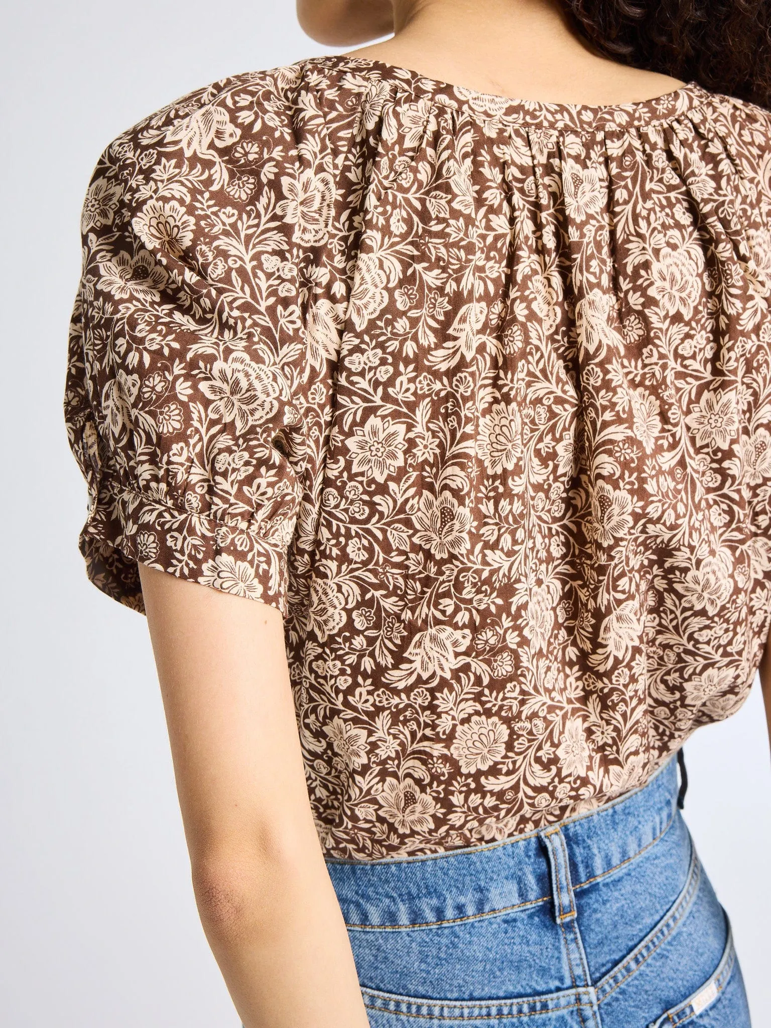 WrinkleFree Structure Flexible Shoulder Gusset Naomi Top in Cocoa Floral