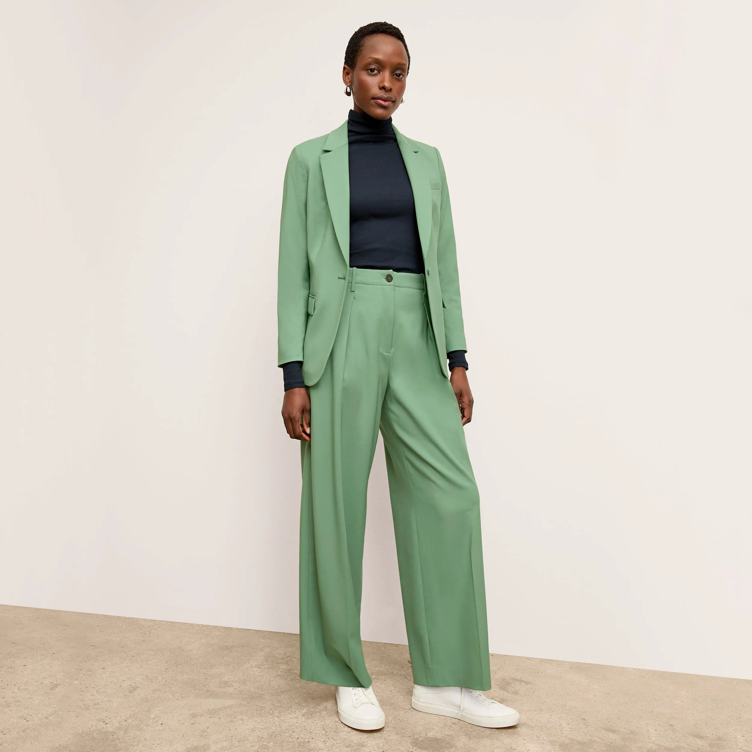 FadeResistant Finish NoiseReducing Mechanism Zuri Pleated Trouser - Washable Wool Twill :: Parisian Green