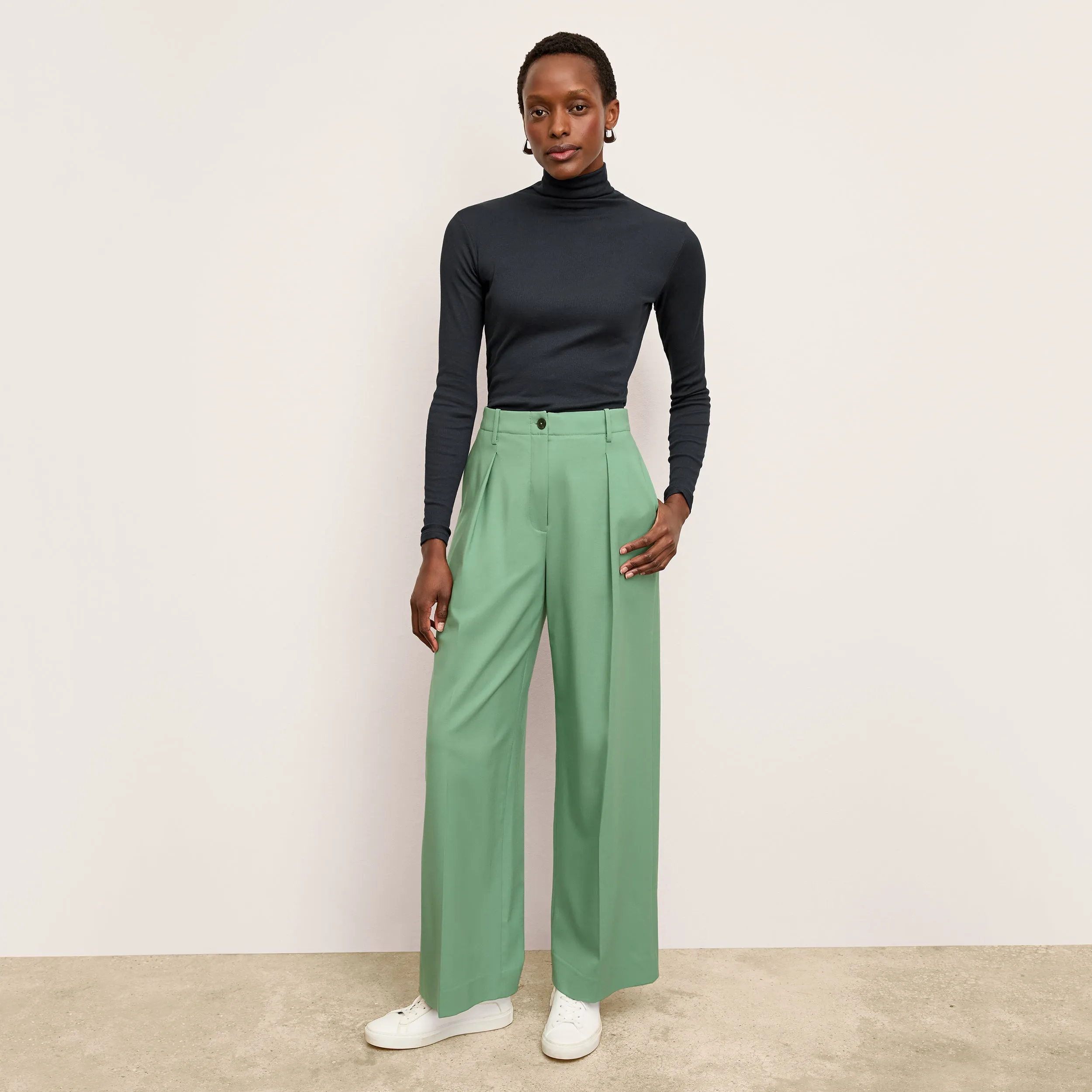 BreathableFabric PocketDetails NoiseReducing Mechanism Zuri Pleated Trouser - Washable Wool Twill :: Parisian Green