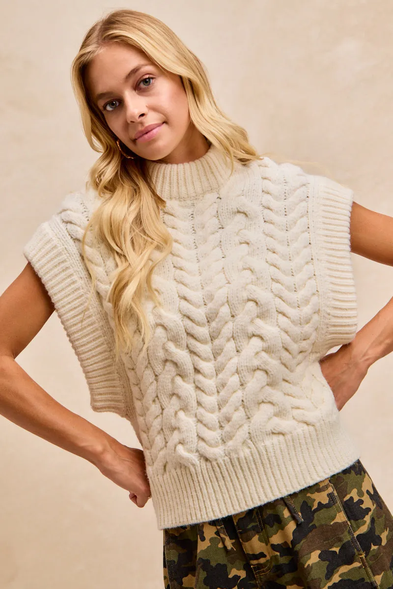 Flexible Knee Articulation IT4898-01 | CABLE SWEATER VEST WITH WIDE BANDED