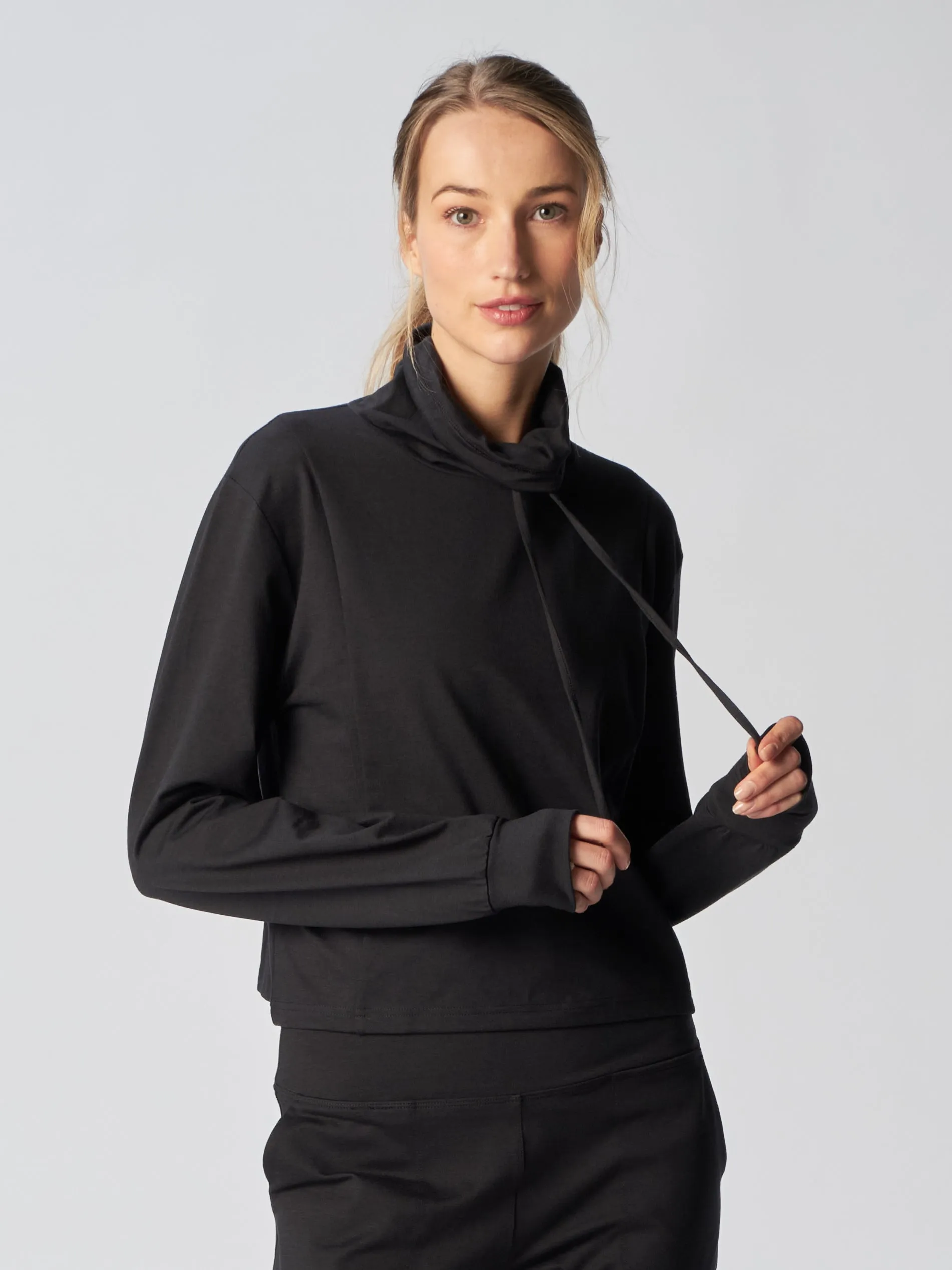 TwoToneEffect SeamlessSidePanels Cozy Funnel Neck Sweatshirt in Black
