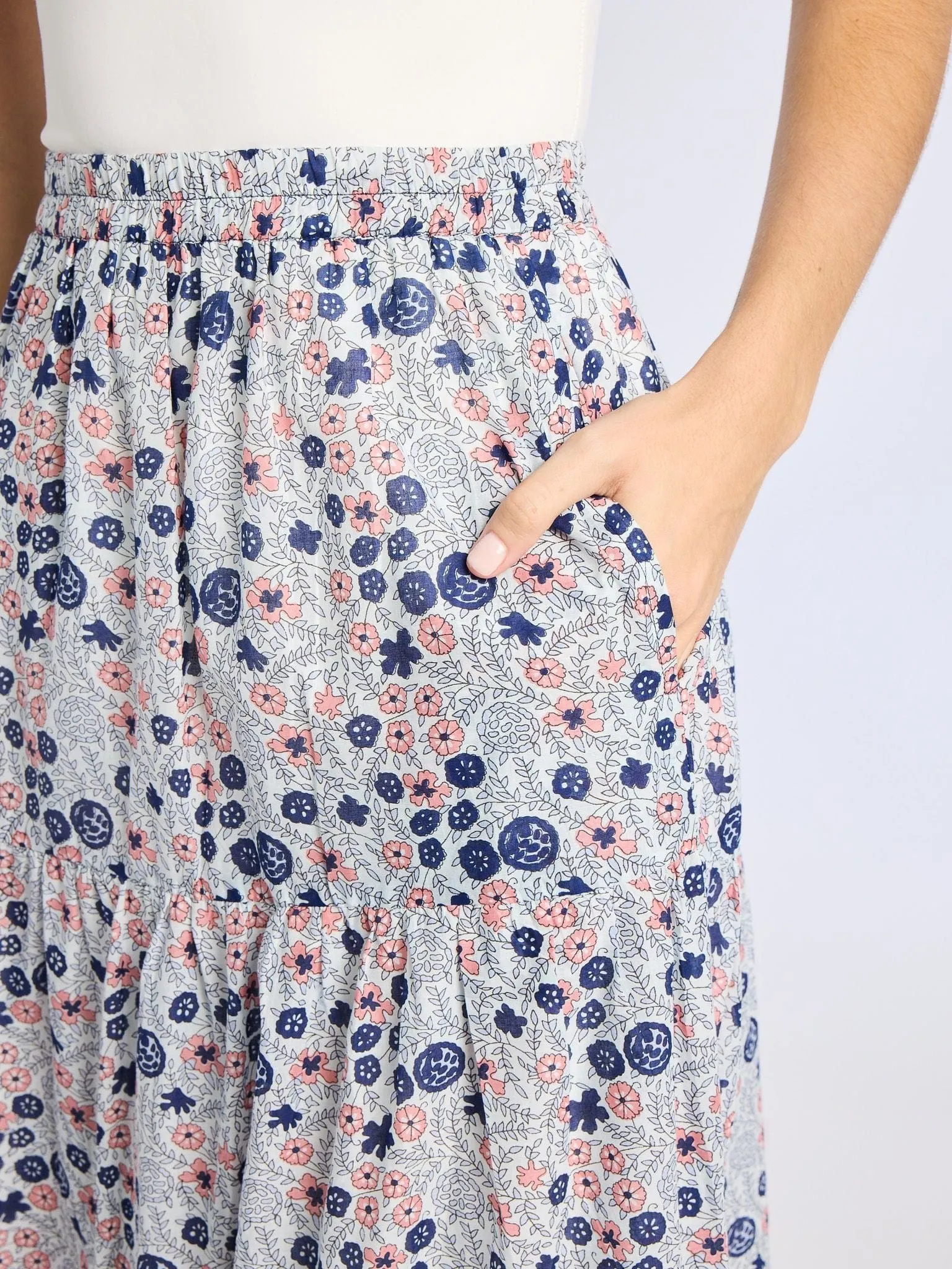 Outfit Flow Easy Motion Paola Skirt in Navy Floral