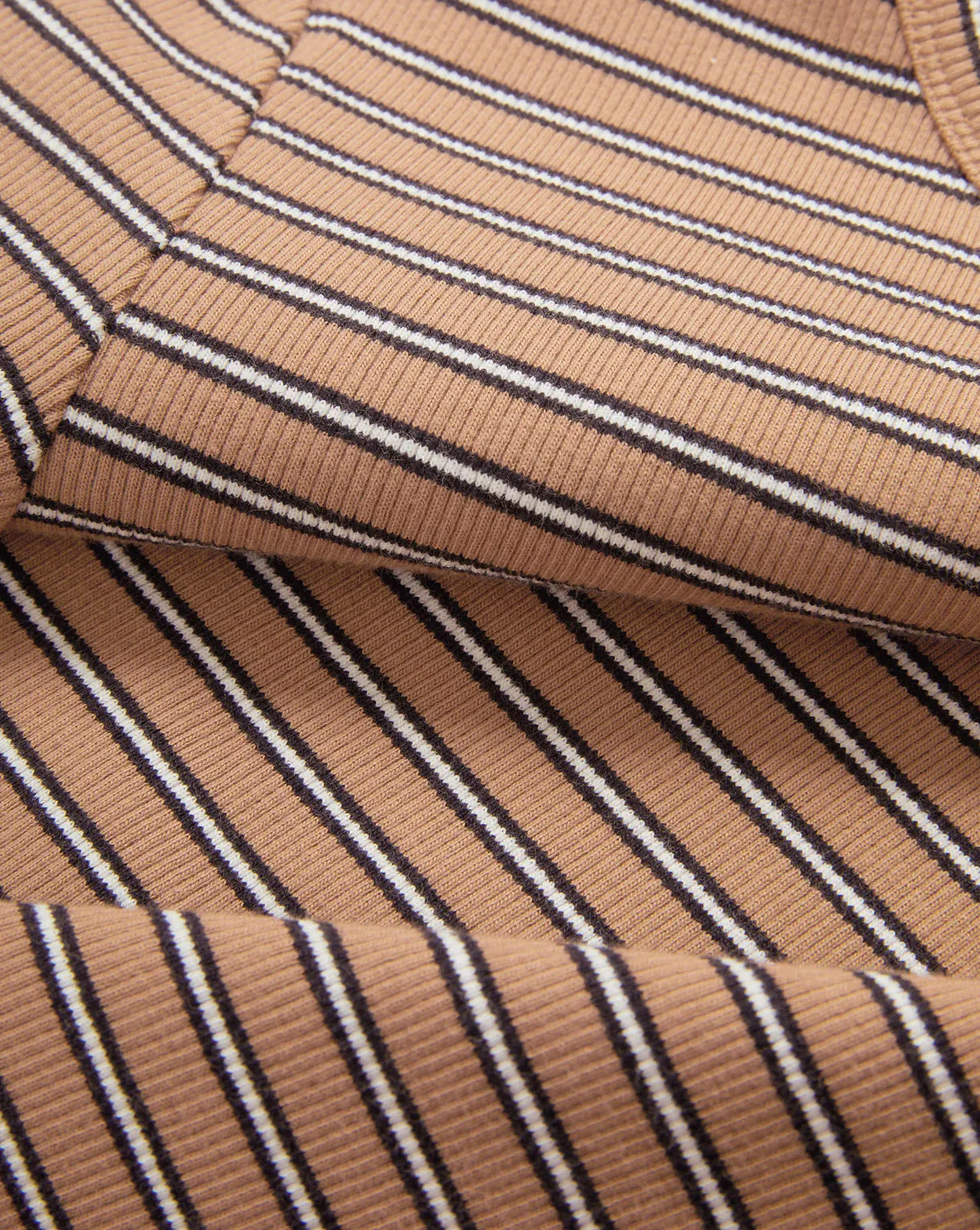 VERONICA BEARD PRUITT TEE Summer Style